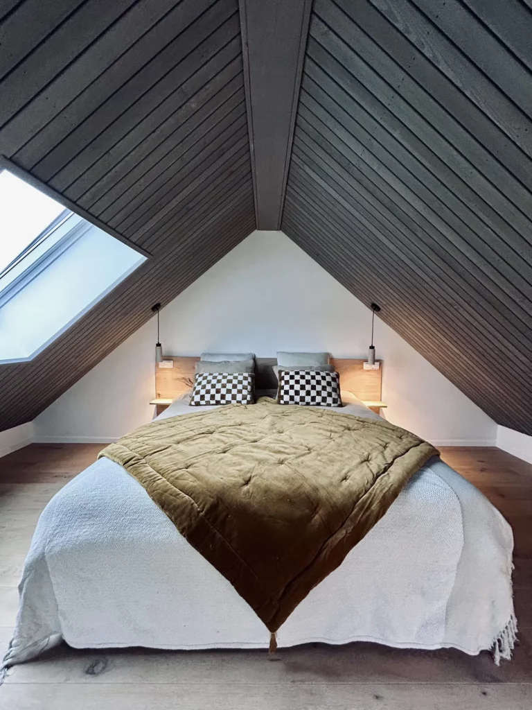 Chambre en mezzanine sous les toits avec lit queen size