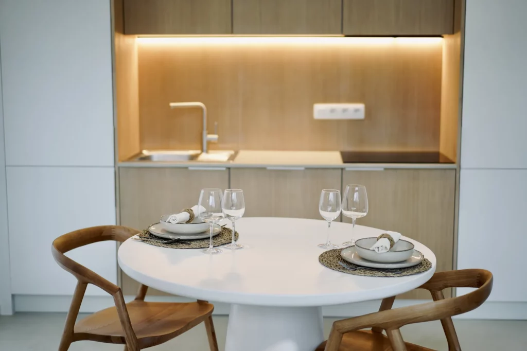 Table dressée pour deux devant la cuisine équipée du gîte