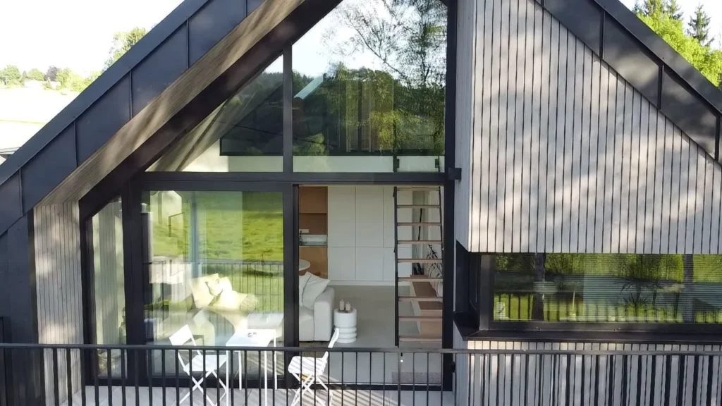 Penthouse Toi-t & Moi à Malmedy : grande baie vitrée et terrasse privée face à la nature